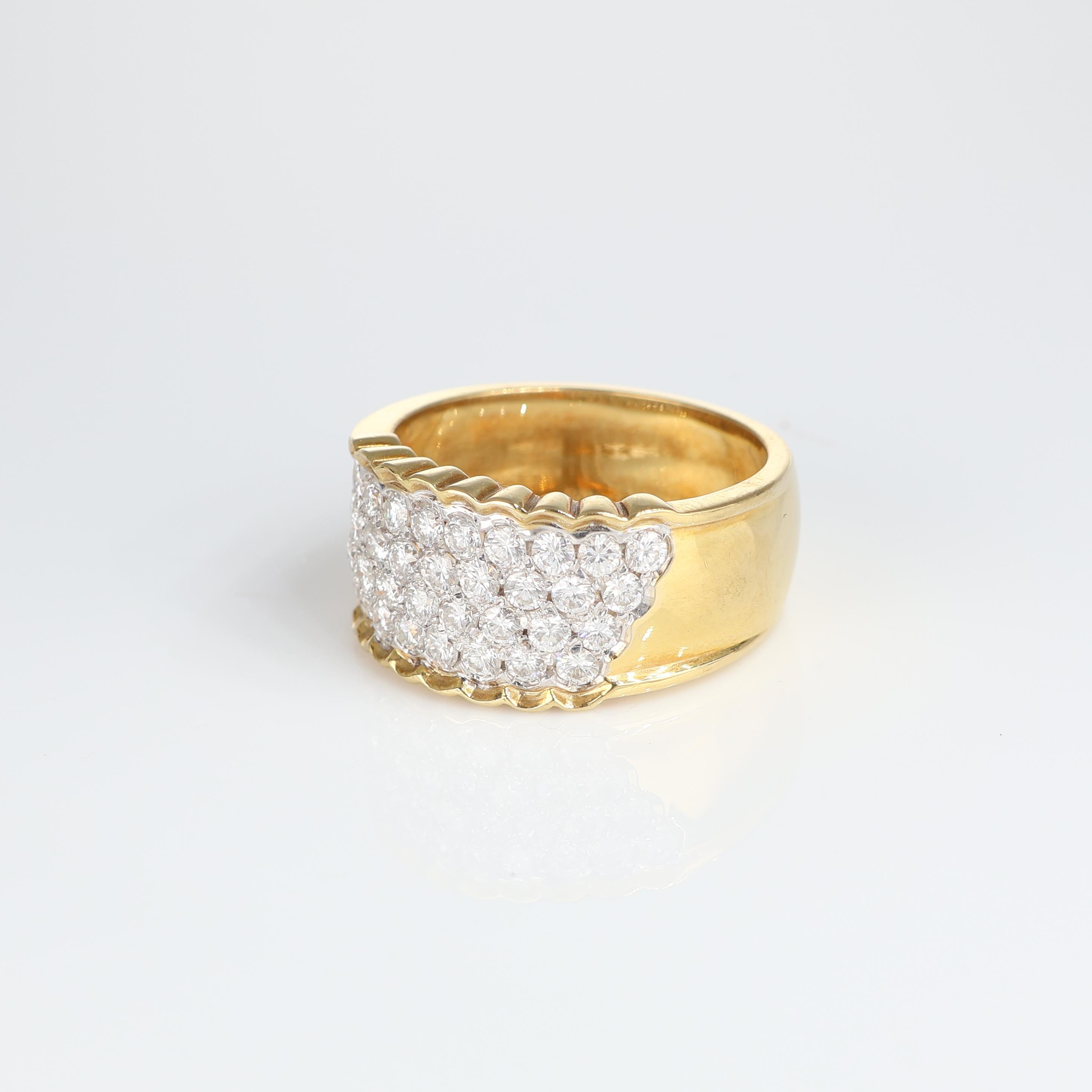 Taille brillant Bague vintage en or jaune avec pavé éblouissant de diamants 1,50 carats en vente