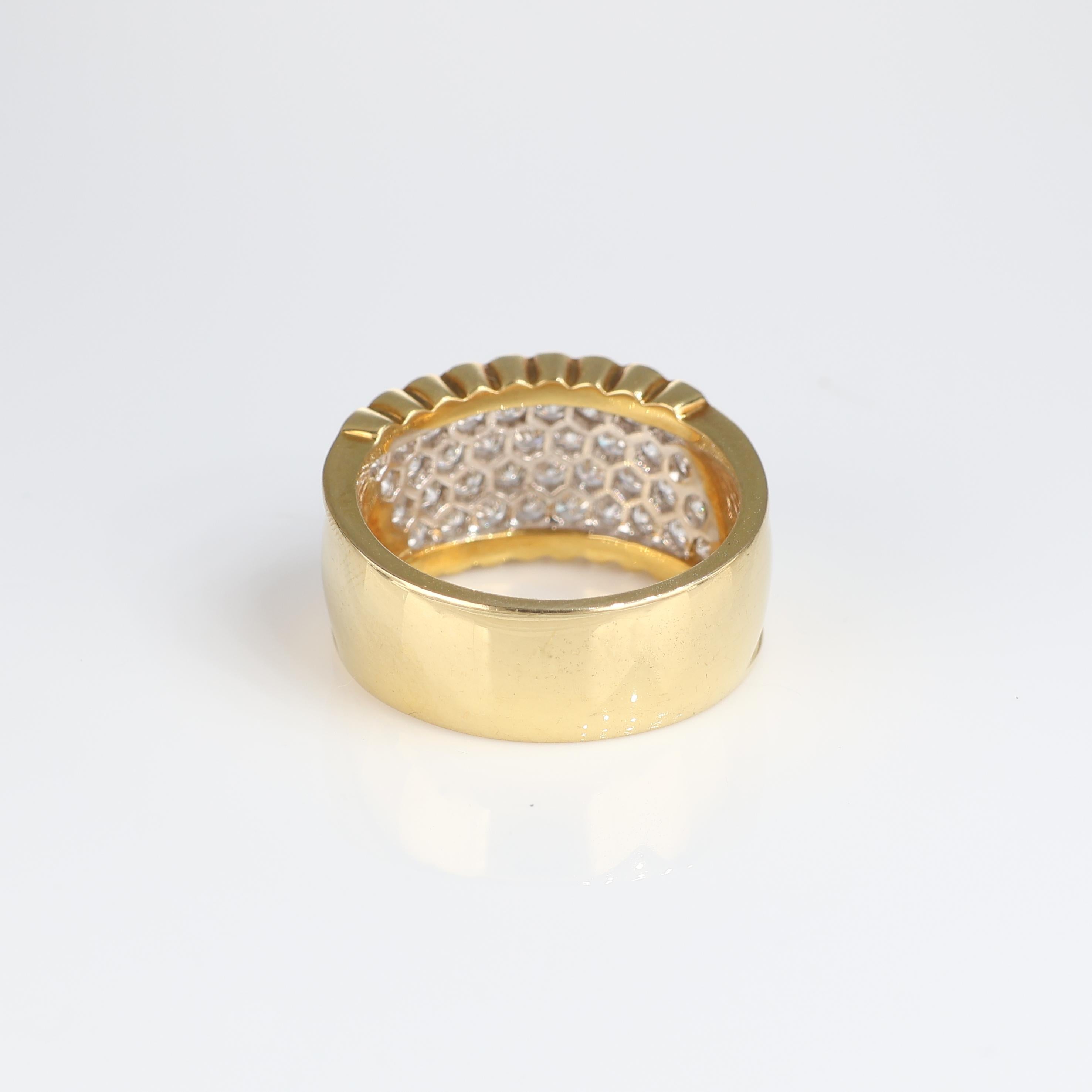 Bague vintage en or jaune avec pavé éblouissant de diamants 1,50 carats Unisexe en vente