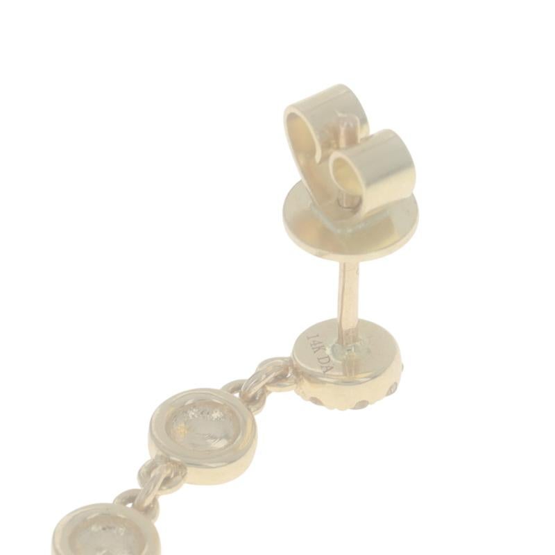 Orecchini pendenti a catena con disco di diamanti in oro giallo 14k a brillante rotondo .11ctw in vendita 1