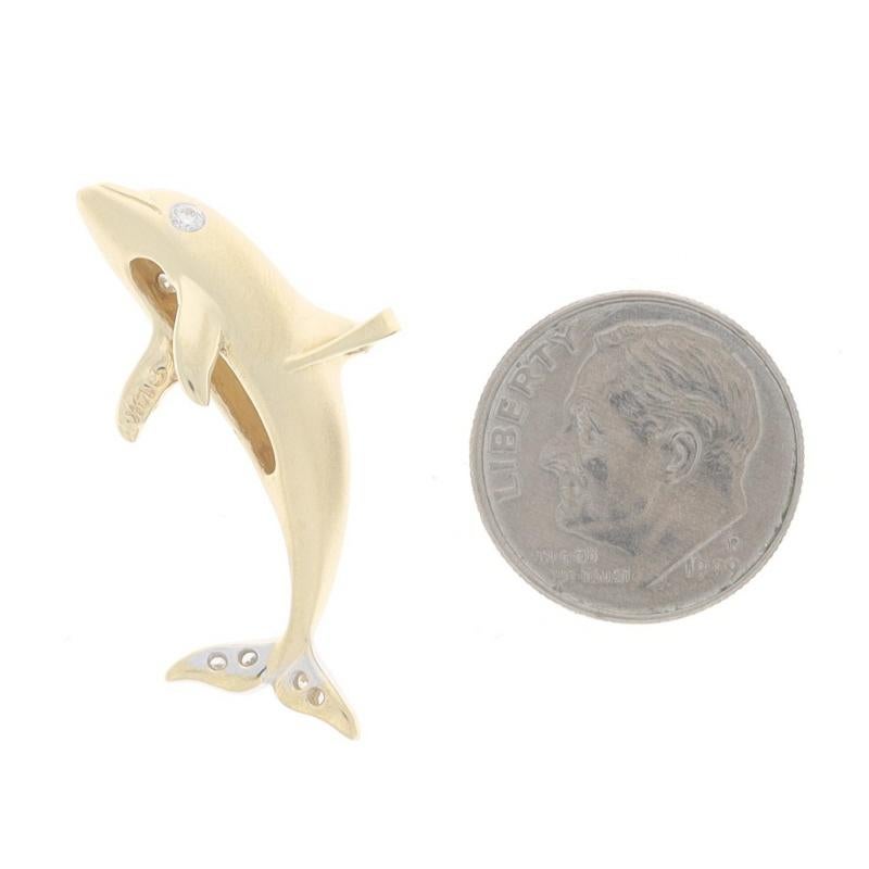 Pendentif Dauphin en or jaune - 14k Rond Brillant .12ctw Ocean Life Excellent état - En vente à Greensboro, NC