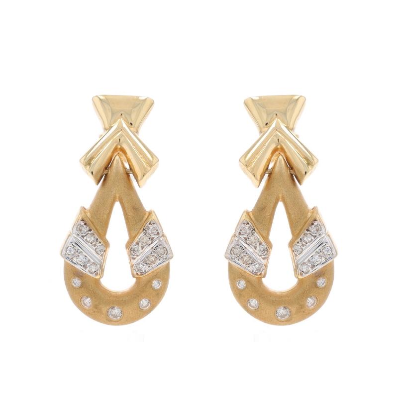 Metallgehalt: 14k Gelbgold & 14k Weißgold

Informationen zu Stein

Natürliche Diamanten
Karat(e): .30ctw
Schliff: Runder Brillant
Farbe: J - K
Reinheit: SI1 - SI2

Karat gesamt: .30ctw

Stil: Türklopfer-Baumel
Verschlusstyp: