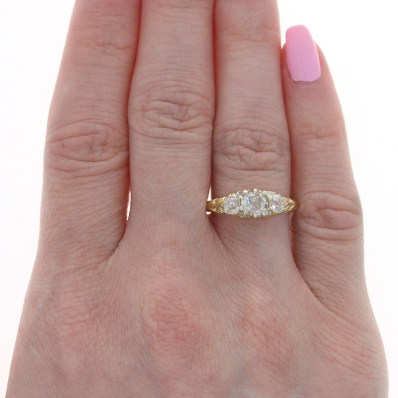 Talla: 7 3/4
Tasa de tallaje: Abajo 1 o arriba 2 por 40 $.

Época Eduardiana
Fecha: 1900's - 1910's

Contenido de metal: Oro amarillo de 18 quilates

Información sobre Stone

Diamante natural
Quilate(s) .73 ct
Cortar: Mina vieja
Color: M
Claridad: