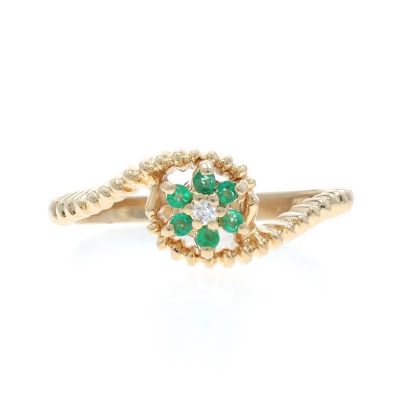 Taille : 6 1/4
Frais de taille : Up&Up 2 tailles pour $40 ou Down 1 taille pour $30

Contenu du métal : Or jaune 14k

Informations sur les pierres

Diamant naturel
Carat(s) : .01ct
Coupe : Brillant rond
Couleur : I
Clarté : SI2

Émeraudes
