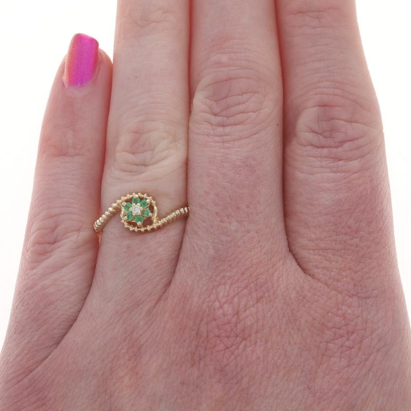 Taille ronde Bague de contournement en or jaune diamant Emeraude Halo - 14k Round Brilliant .13ctw Flower en vente