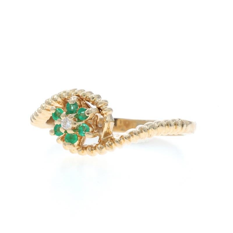 Bague de contournement en or jaune diamant Emeraude Halo - 14k Round Brilliant .13ctw Flower Excellent état - En vente à Greensboro, NC