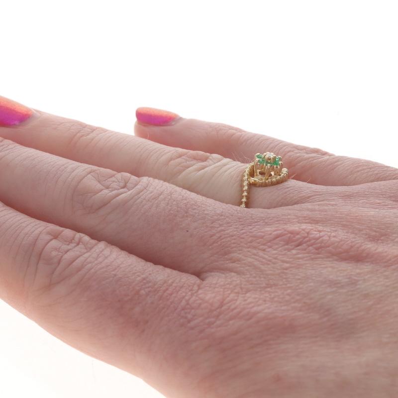 Bague de contournement en or jaune diamant Emeraude Halo - 14k Round Brilliant .13ctw Flower Pour femmes en vente