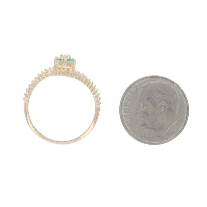 Bague de contournement en or jaune diamant Emeraude Halo - 14k Round Brilliant .13ctw Flower en vente 1