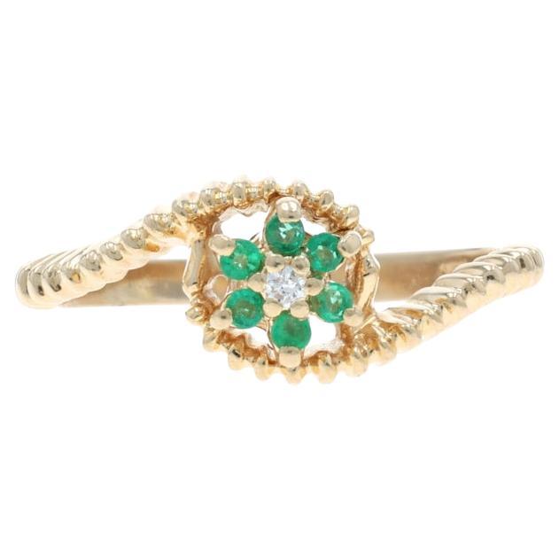 Bague de contournement en or jaune diamant Emeraude Halo - 14k Round Brilliant .13ctw Flower en vente