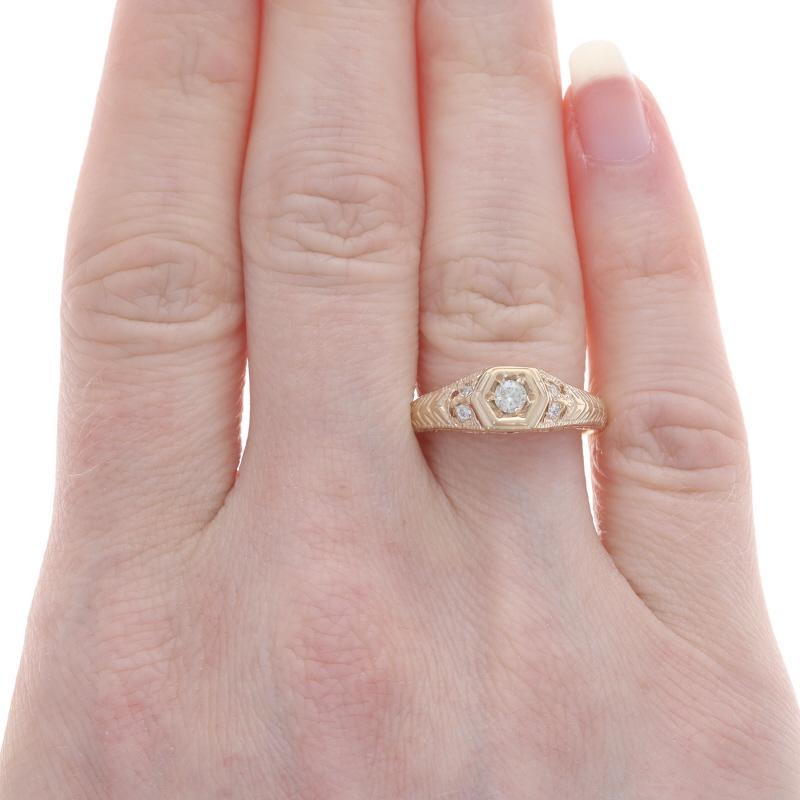 Verlobungsring aus Gelbgold mit Diamanten - 14k rund .16ctw JAGi geätzter Milgrain (Rundschliff) im Angebot