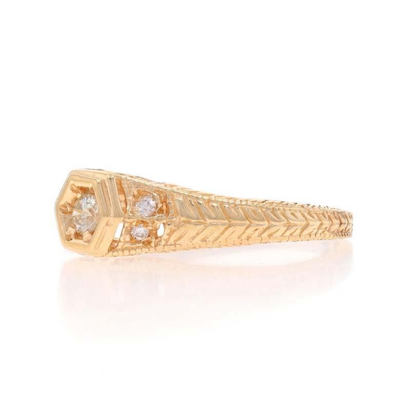 Verlobungsring aus Gelbgold mit Diamanten - 14k rund .16ctw JAGi geätzter Milgrain im Zustand „Hervorragend“ im Angebot in Greensboro, NC