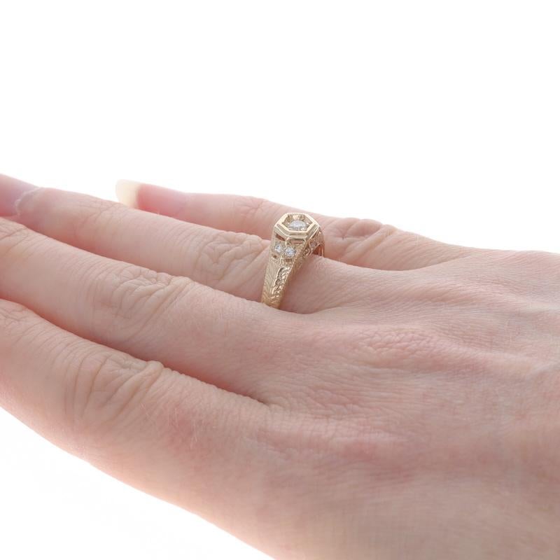 Verlobungsring aus Gelbgold mit Diamanten - 14k rund .16ctw JAGi geätzter Milgrain Damen im Angebot
