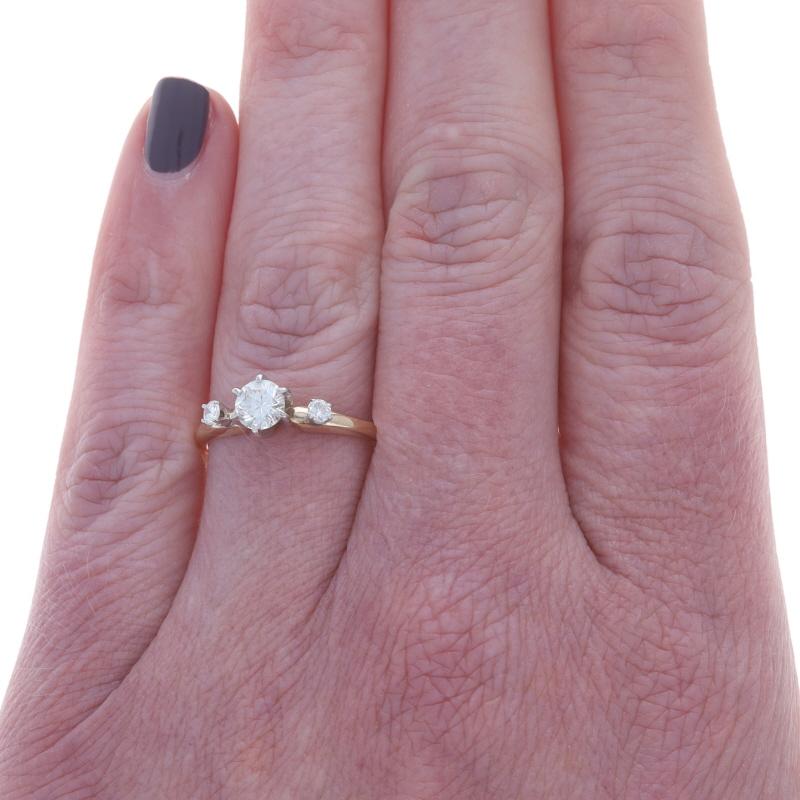 Taille ronde Bague de fiançailles en or jaune - 14k diamant rond brillant .60ctw en vente