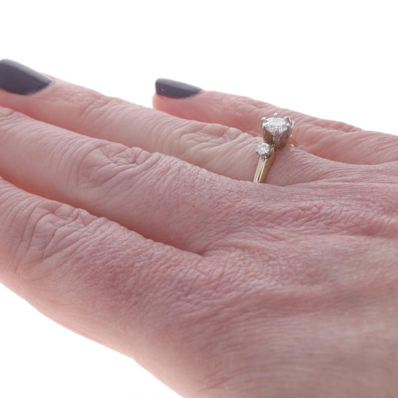 Bague de fiançailles en or jaune - 14k diamant rond brillant .60ctw Pour femmes en vente