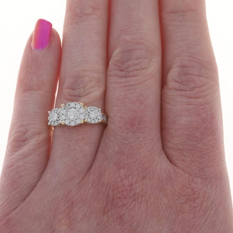 Taglio rotondo Anello di fidanzamento con diamante in oro giallo 14k Brilliante rotondo .75ctw Halo in vendita