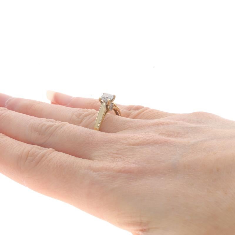 Bague de fiançailles en or jaune - 14k diamant rond brillant .90ctw Cathedral Pour femmes en vente