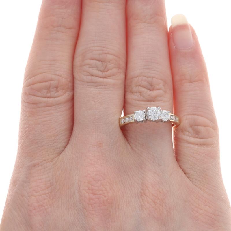 Gelbgold Diamant Verlobungsring - 14k Runde Brillant .95ctw Drei-Stein (Rundschliff) im Angebot