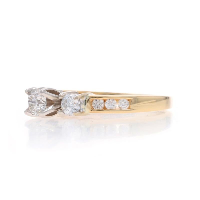 Gelbgold Diamant Verlobungsring - 14k Runde Brillant .95ctw Drei-Stein im Zustand „Hervorragend“ im Angebot in Greensboro, NC