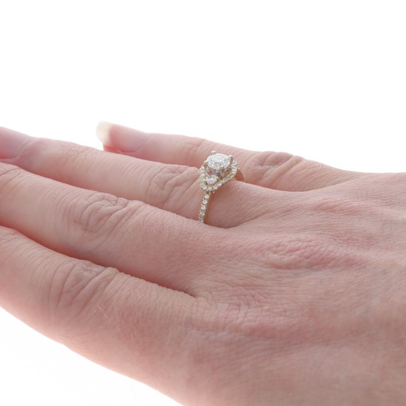 Bague de fiançailles à trois pierres en or jaune 18 carats avec halo rond de 1,00 ctw Pour femmes en vente