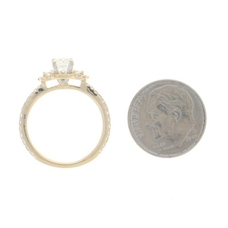 Bague de fiançailles à trois pierres en or jaune 18 carats avec halo rond de 1,00 ctw en vente 1