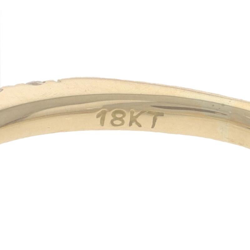 Bague de fiançailles à trois pierres en or jaune 18 carats avec halo rond de 1,00 ctw en vente 2