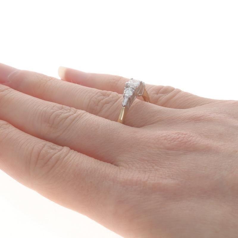 Bague de fiançailles en or jaune - 18k Specialty Cushion .65ctw Three-Stone Pour femmes en vente