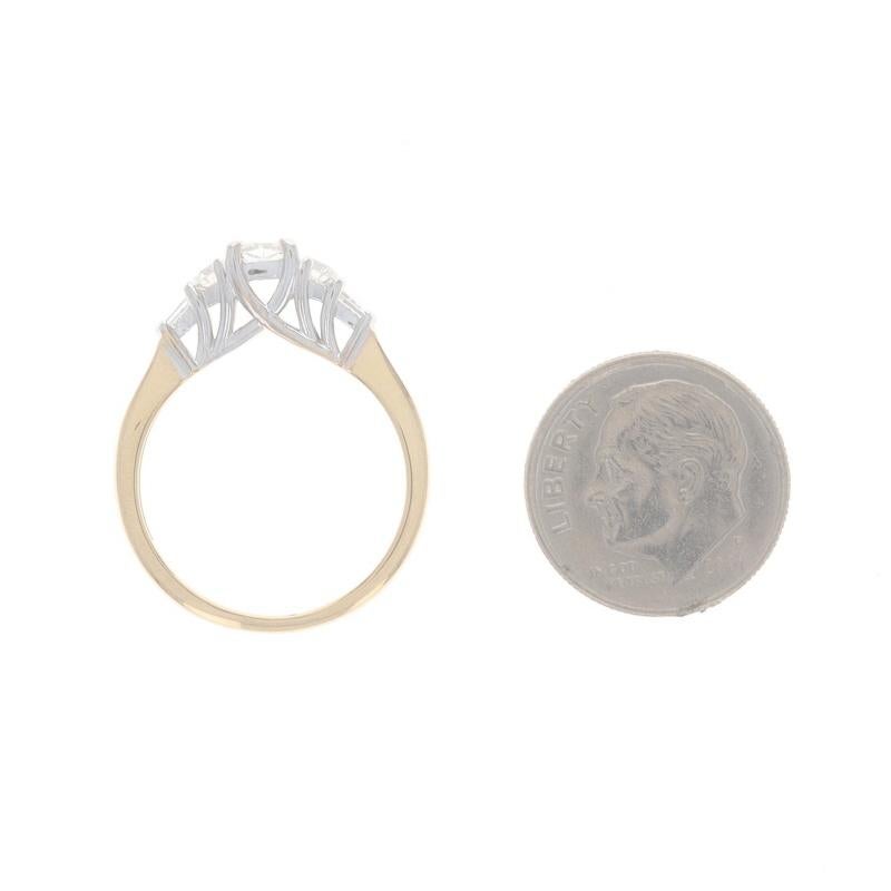 Bague de fiançailles en or jaune - 18k Specialty Cushion .65ctw Three-Stone en vente 1