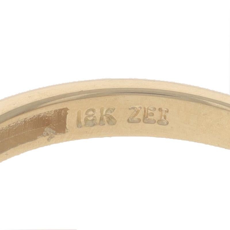 Bague de fiançailles en or jaune - 18k Specialty Cushion .65ctw Three-Stone en vente 2