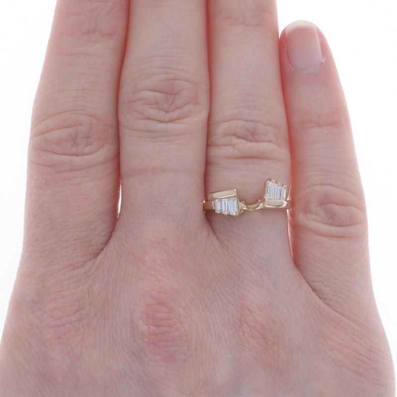 Gelbgold Diamant-Verlobungsring mit Anhänger - 14k Baguette .38ctw Guard Ring (Baguetteschliff) im Angebot