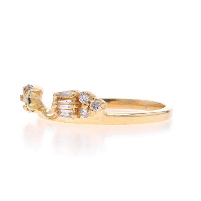 Gelbgold Diamant-Verlobungsring mit Anhänger - 14k Rd & Baguette .26ctw Guard Ring im Zustand „Hervorragend“ in Greensboro, NC