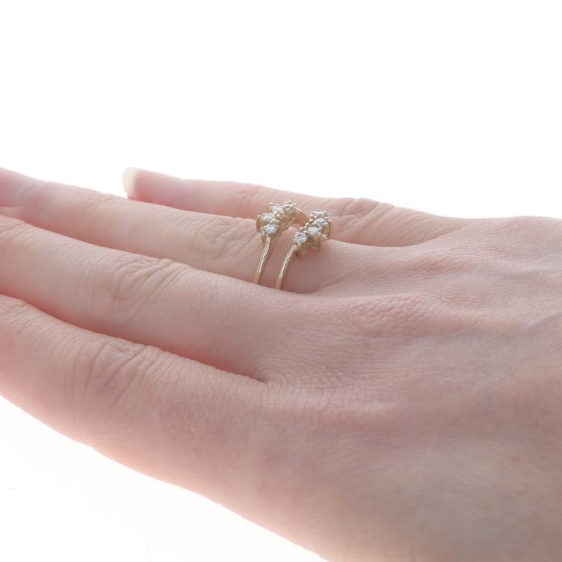 Anneau de mariage en or jaune avec diamant - 14k Round .32ctw Wrap Jacket Ring Pour femmes en vente