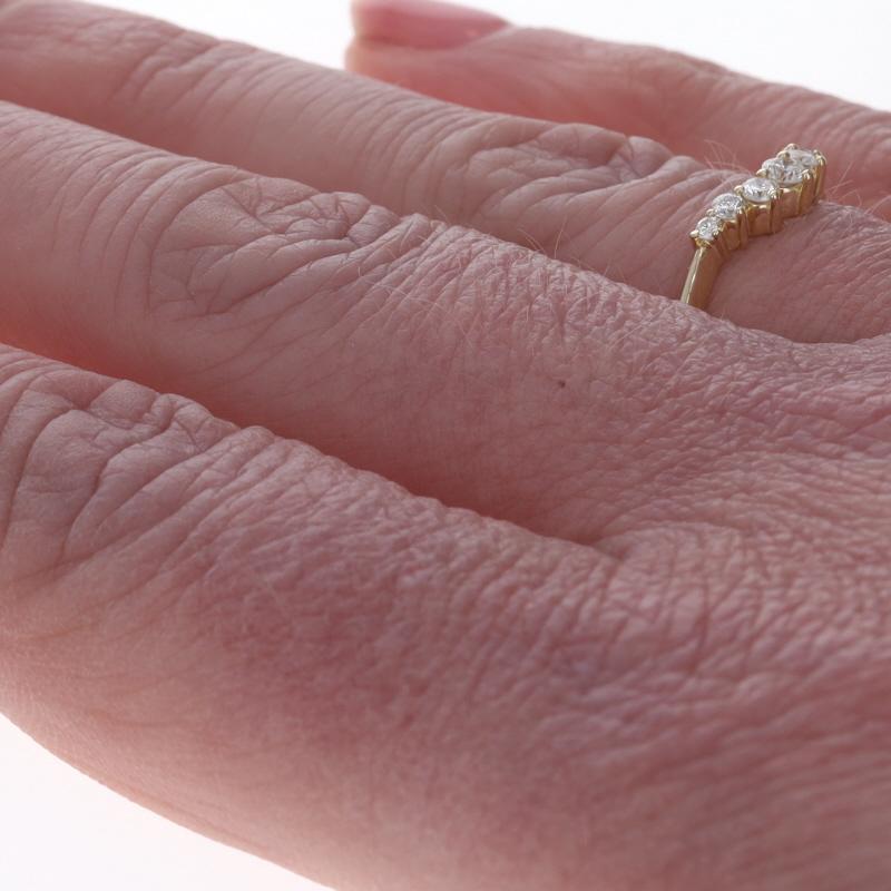 Anneau de mariage en or jaune avec diamant -14k Round Brilliant .20ctw Guard Ring Pour femmes en vente