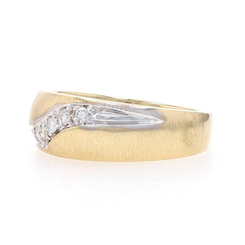 Yellow Gold Diamond Five-Stone Band -10k Rnd .12ctw Diagonal Stripe Wedding Ring In Excellent Condition For Sale In Greensboro, NC