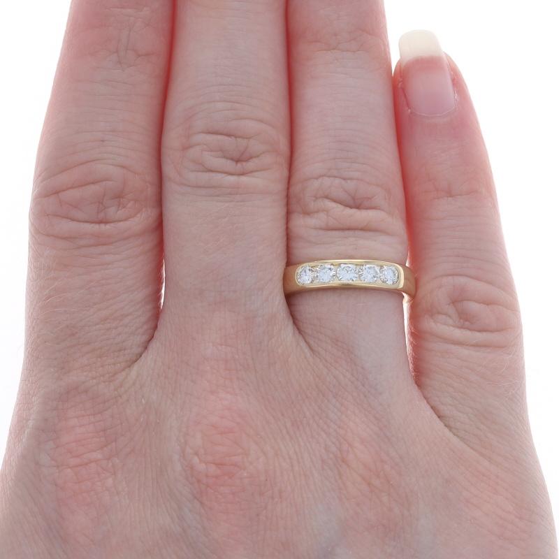 Taille ronde Alliance en or jaune à cinq pierres et diamants - 18k Round .50ctw Channel Set en vente