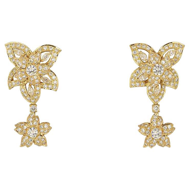 Boucles d'oreilles pendantes en or jaune avec fleurs et diamants