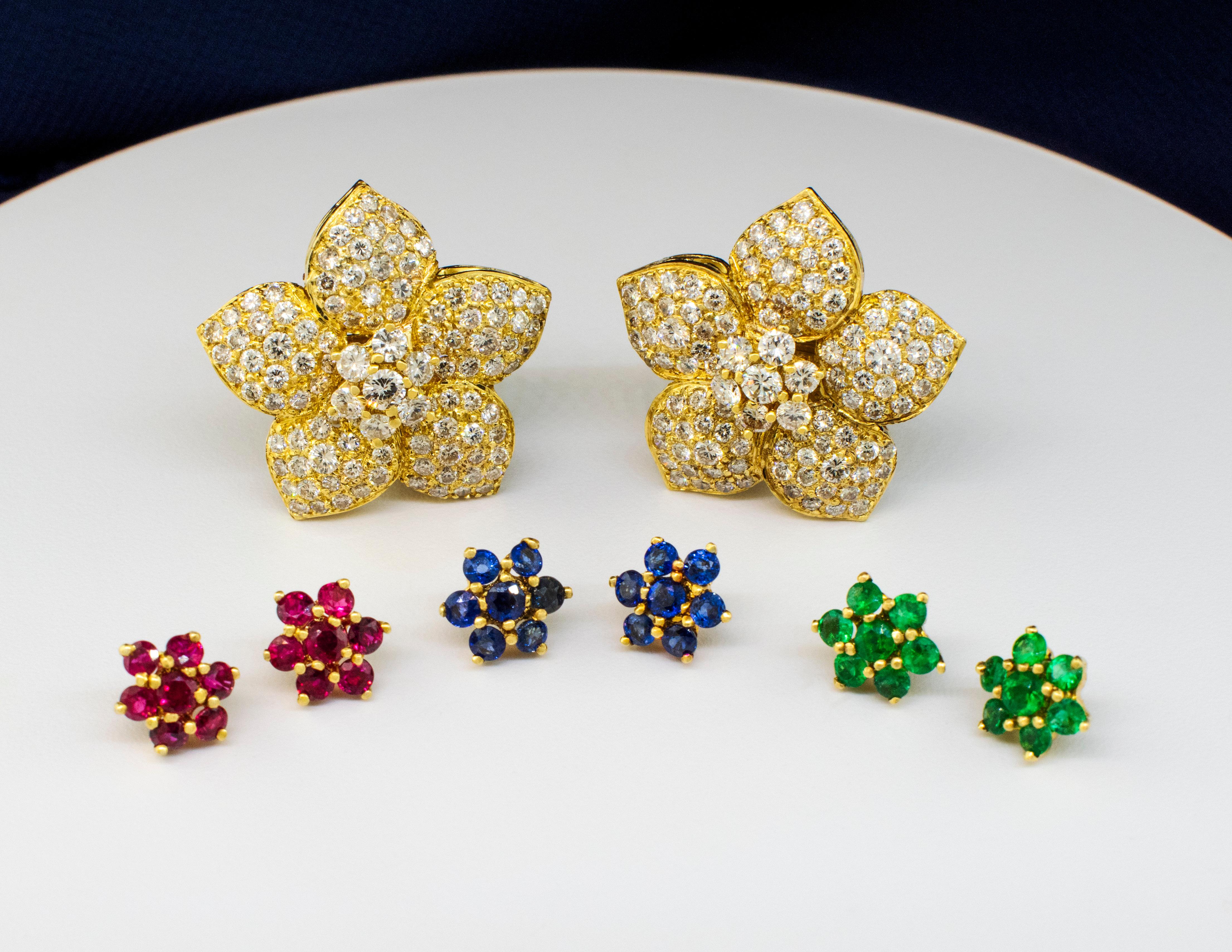 Orecchini a fiore in oro giallo con inserti di gemme intercambiabili. Realizzati in lussuoso oro giallo 18 carati, questi straordinari orecchini presentano un audace disegno floreale con 100 diamanti tondi taglio brillante incastonati su ciascun