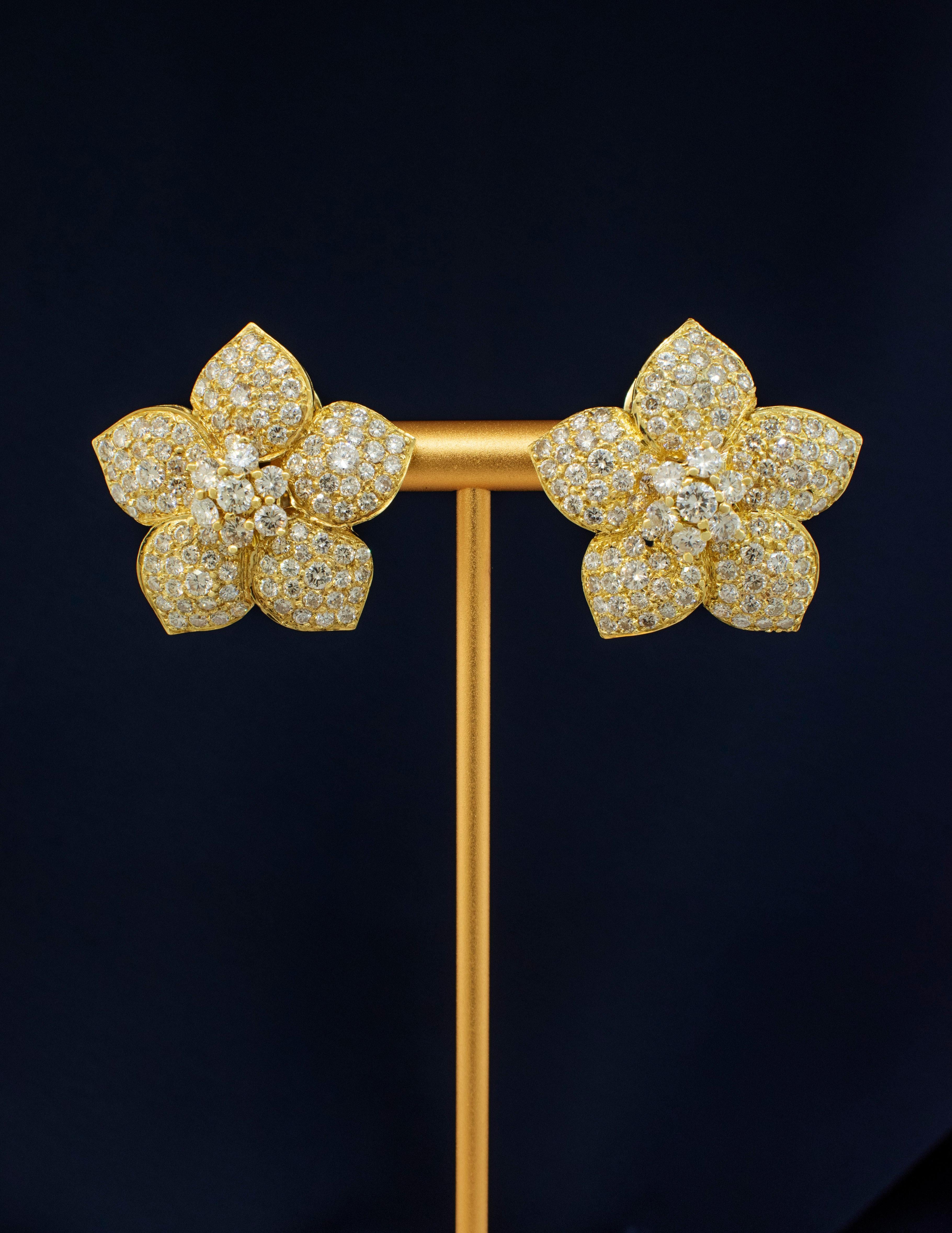 Contemporaneo Orecchini a fiore in oro giallo con diamanti e inserti intercambiabili in vendita