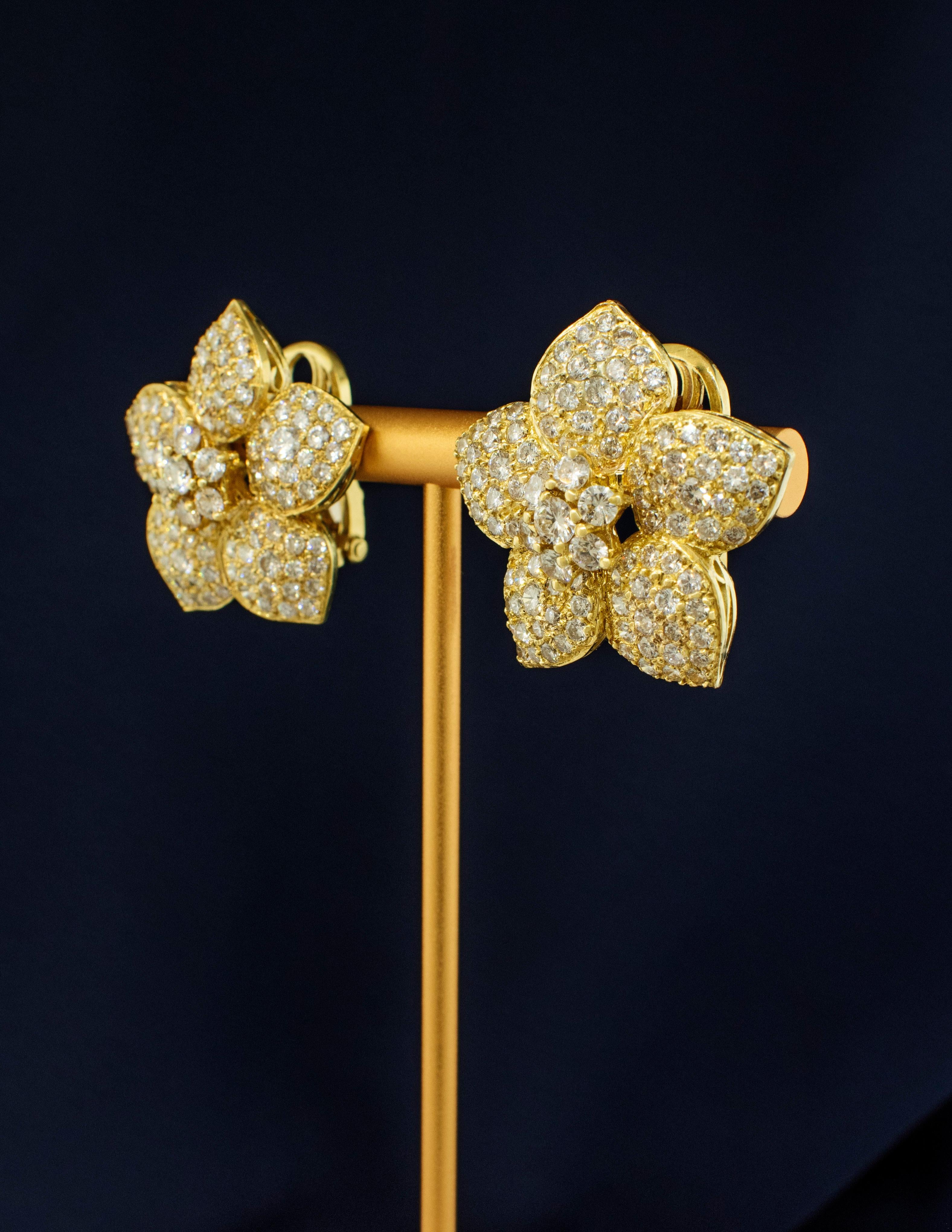 Orecchini a fiore in oro giallo con diamanti e inserti intercambiabili in vendita 1