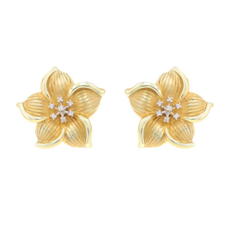 Metallgehalt: 14k Gelbgold & 14k Weißgold

Informationen zu Stein

Natürliche Diamanten
Karat(e): .07ctw
Schliff: Runder Brillant
Farbe: G - H
Klarheit: I1 - I2

Stil: Großer Bolzen
Verschlusstyp: Omega-Verschlüsse
Thema: Plumeria-Blüten
Merkmale: