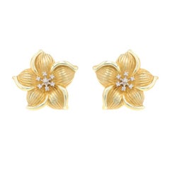 Clous d'oreilles grandes fleurs de Plumeria en or jaune 14 carats percées de diamants