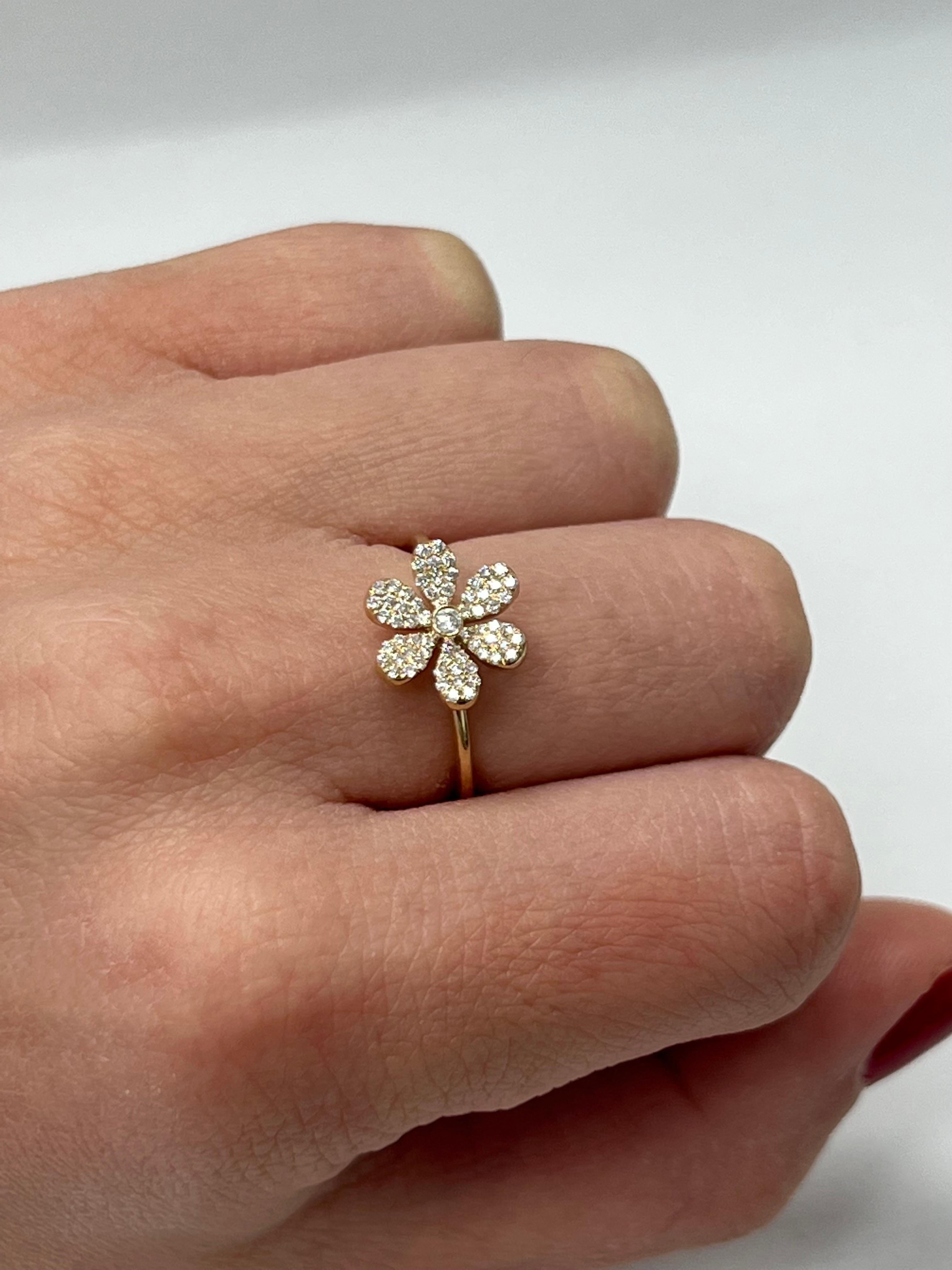 Round Cut Yellow Gold Diamond Flower Ring For Sale
