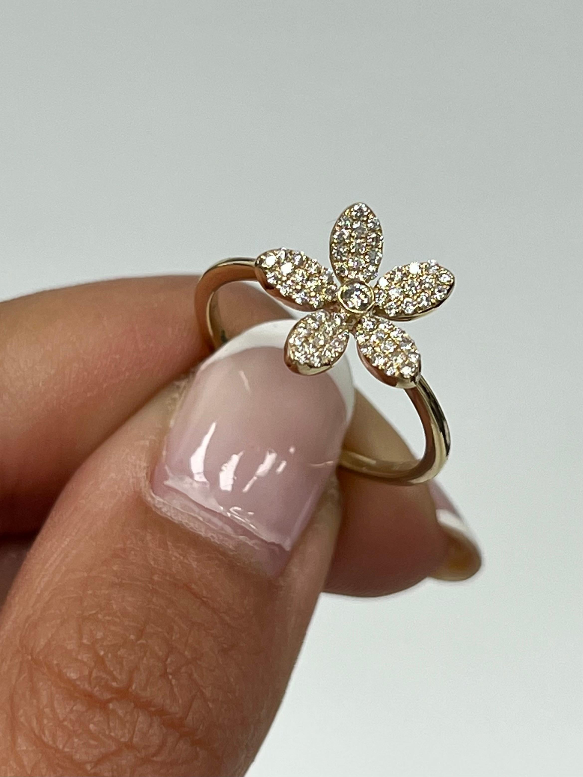 Taille ronde Bague fleur en or jaune et diamant en vente