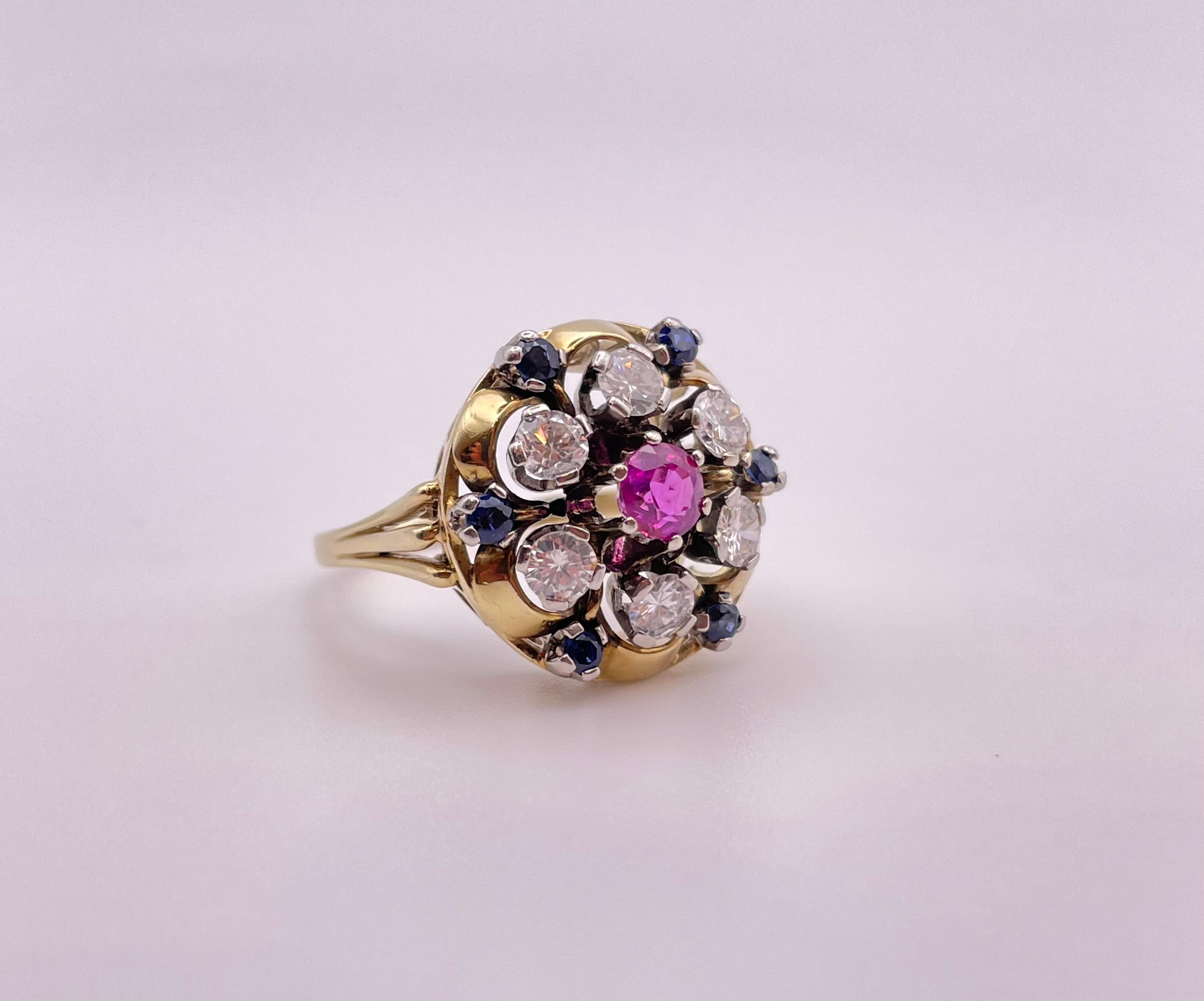 Yellow Gold Diamond Flower Ring In Excellent Condition For Sale In Firenze, FI