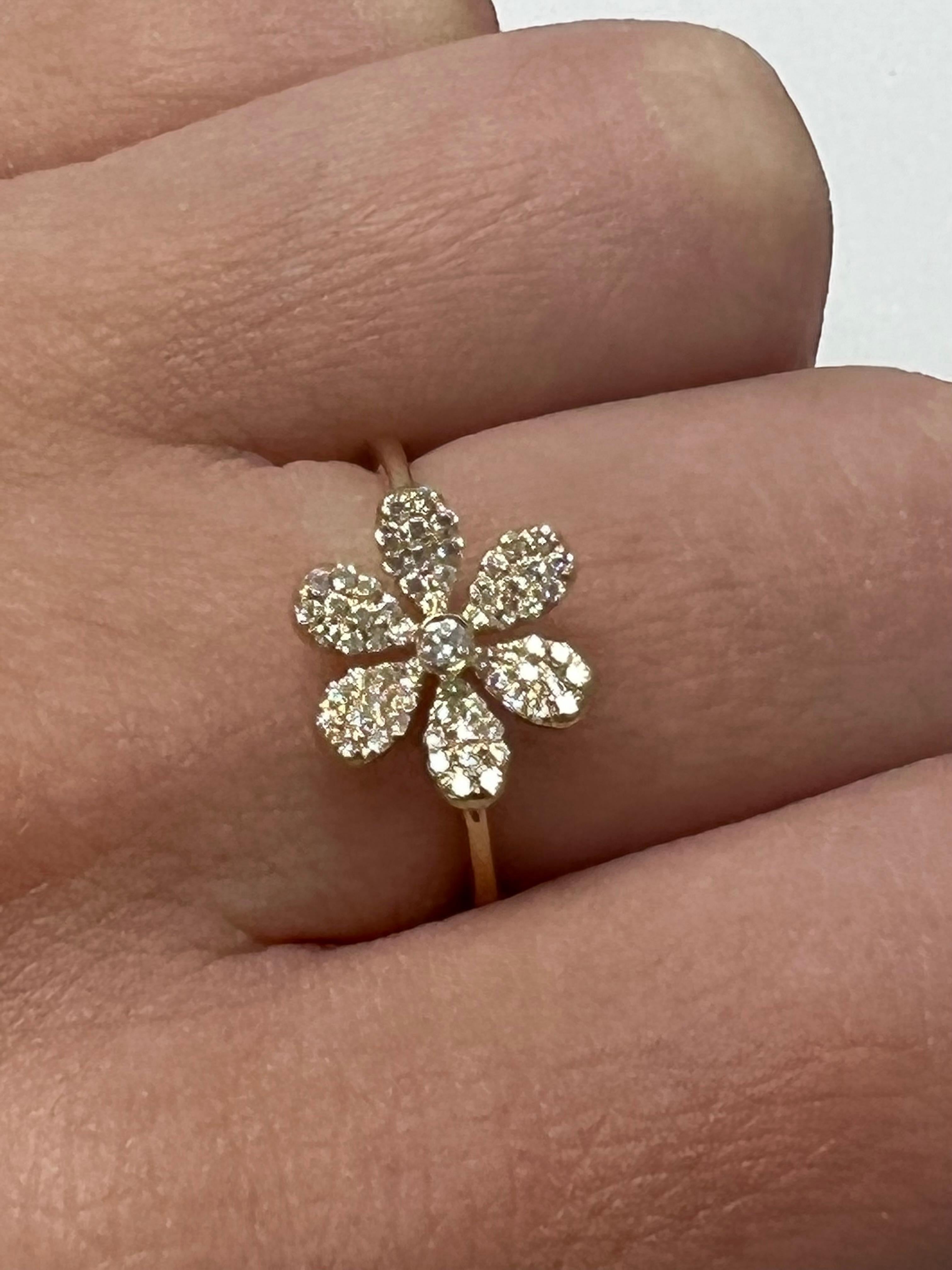 Yellow Gold Diamond Flower Ring In New Condition For Sale In Great Neck, NY