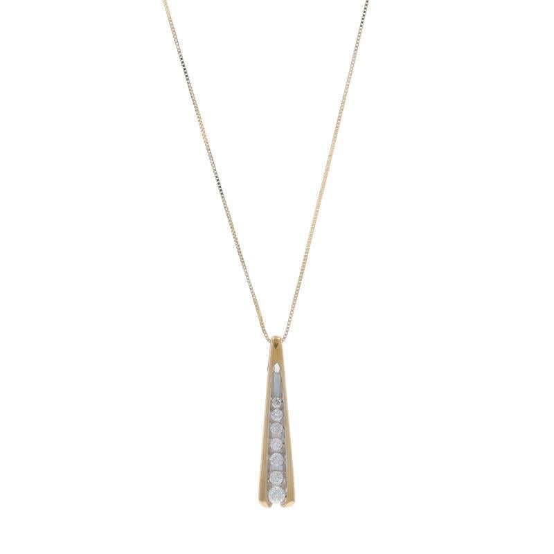 Contenu métallique : Or jaune 10k et or blanc 10k

Informations sur les pierres

Diamants naturels
Carat(s) : 1/3ctw
Coupe : Brillant rond
Couleur : G - H
Clarté : I1 - I2

Total des carats : 1/3ctw

Style : Parcours progressif
Style de chaîne :