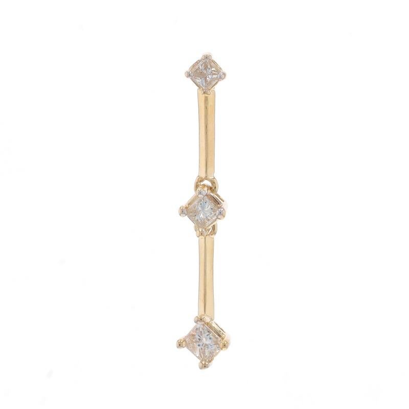 Contenu métallique : Or jaune 14k et or blanc 14k

Informations sur les pierres

Diamants naturels
Carat(s) : .20ctw
Coupe : Princesse
Couleur : I - J
Clarté : SI2 - I1

Total des carats : .20ctw

Style : Voyage à trois pierres graduées
Thème :