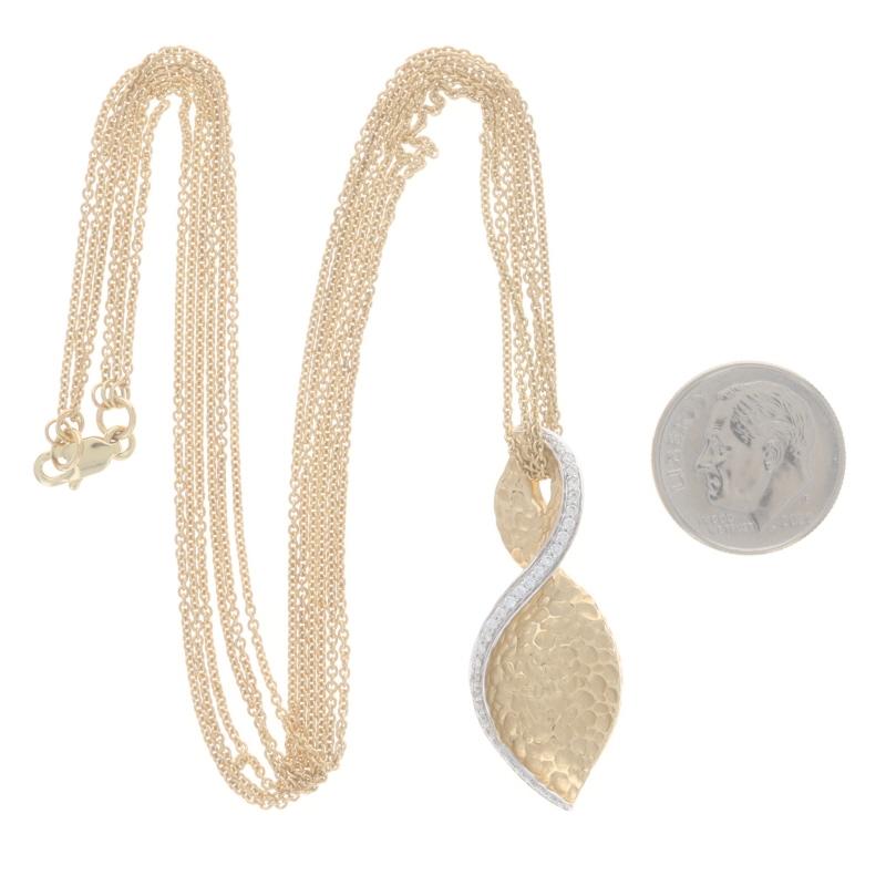 Collana con ciondolo a foglia martellata in oro giallo da 18