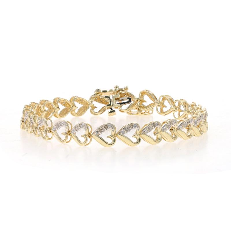 Metall Inhalt: 10k Gelbgold & 10k Weißgold

Informationen zu Stein

Natürliche Diamanten
Karat(e): .10ctw
Schnitt: Einfach

Karat gesamt: .10ctw

Stil: Link
Verschluss-Typ: Zungenschließe mit einseitiger Sicherheitsschließe
Thema: Herz,