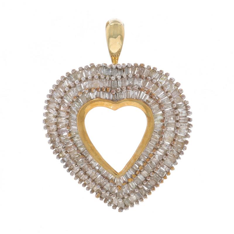 Contenu métallique : Or jaune 10k et or blanc 10k

Informations sur les pierres

Diamants naturels
Carat(s) : 1.50ctw
Coupe : Baguette
Couleur : I - J - K.
Clarté : I1 - I3

Total des carats : 1.50ctw

Thème : Coeur, Amour

Mesures

Hauteur (à