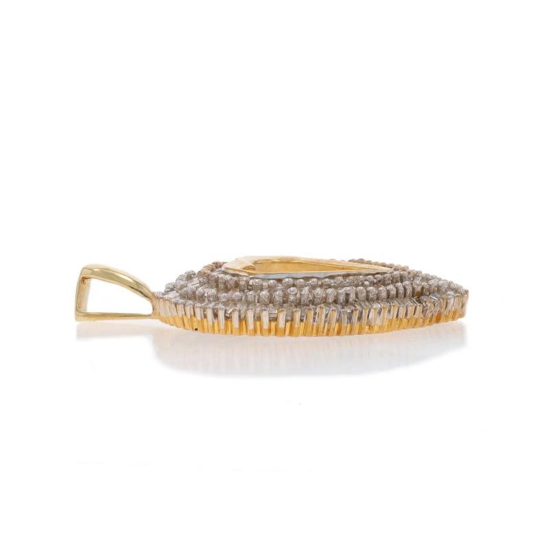 Taille baguette Pendentif cœur en or jaune 10 carats, diamant baguette 1,50 carat en vente