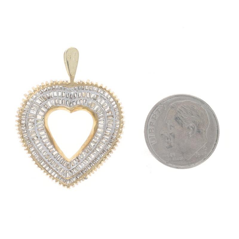 Pendentif cœur en or jaune 10 carats, diamant baguette 1,50 carat Excellent état - En vente à Greensboro, NC